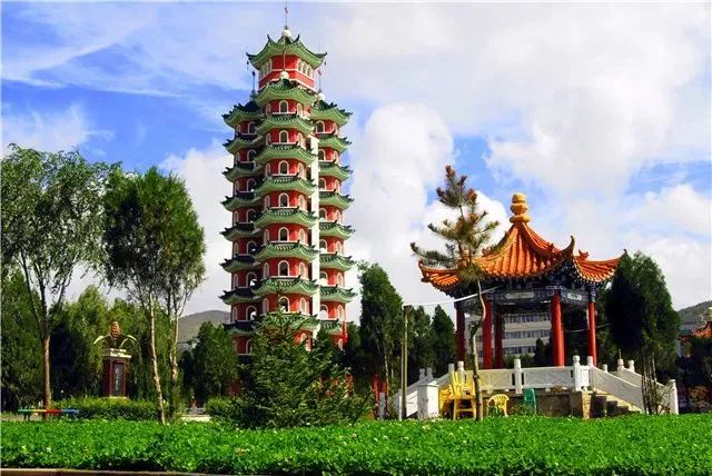 甘肃会宁会师塔.jpg 朝圣敦煌,拥抱春天!甘肃推出“清明”小长假七大旅游产品