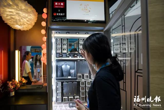 5·18首日现场火爆!77个国家和地区特产挑花