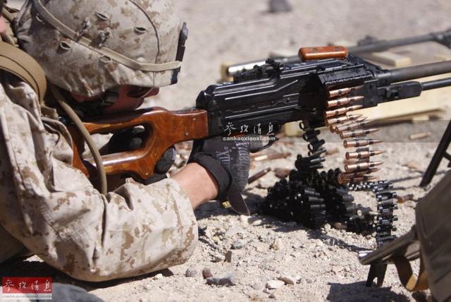 怒射688发!俄军连射机枪至消音器爆炸