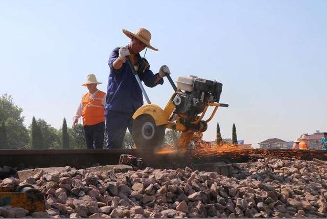 金温铁路上的添乘员:退伍不褪色 保金温货线安
