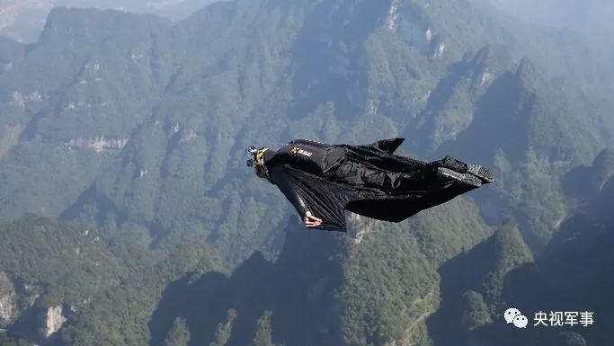 逆天了!纸飞机能自动持续飞,这真的不是魔术吗