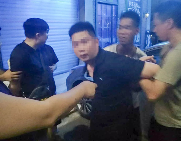 嫌疑人(中)被抓捕