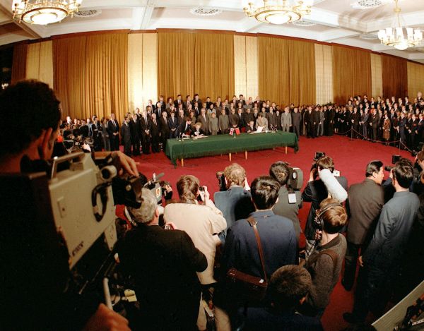 1984年12月19日,中英兩國政府關於香港問題的《中英聯合聲明》在北京正式簽署。(新華社)
