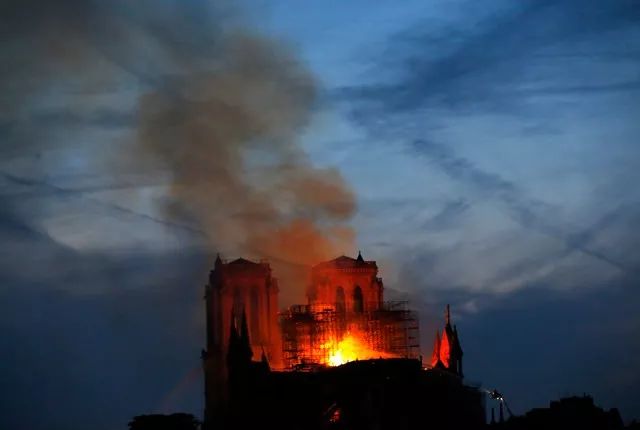 ▲當地時間2019年4月15日，法國巴黎，法國巴黎著名地標巴黎聖母院起火，火情迅速蔓延，塔尖在大火中坍塌。（東方IC）