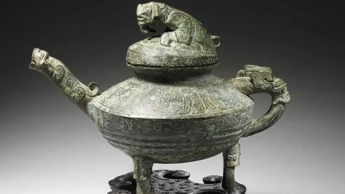 这次拍卖的文物“青铜虎蓥”，据悉是西周时期文物，极其珍贵。