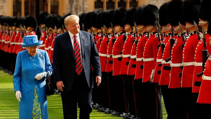  图为特朗普与英国女王检阅仪仗队。（来源：泰晤士报）