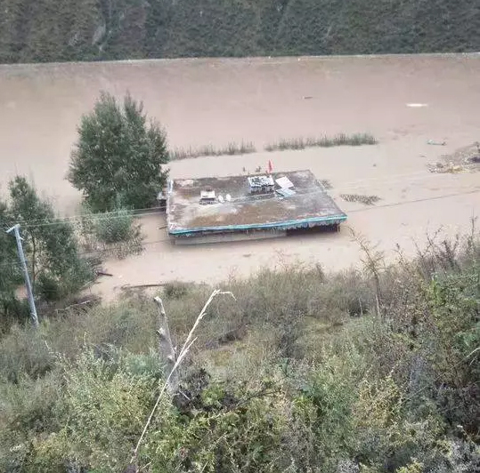 金沙江水位上涨迅猛,淹没了当地民房。封面新闻 图