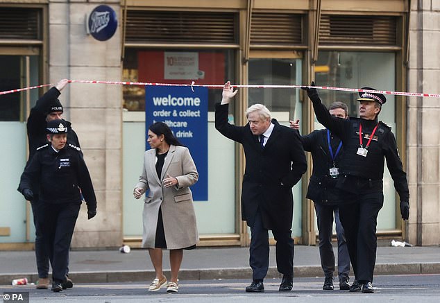  当地时间11月30日，英国首相约翰逊前往伦敦桥袭击事件案发地视察。（图：每日邮报）