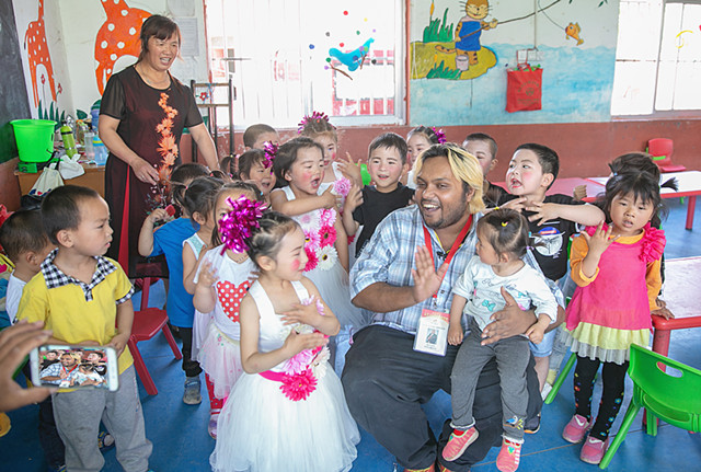 南京公益组织为涟水留守儿童过六-,一外国志