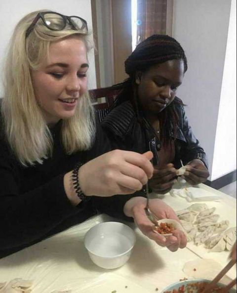 饺子配酒越喝越有 瞧瞧外国人怎么吃中华经典美食饺子