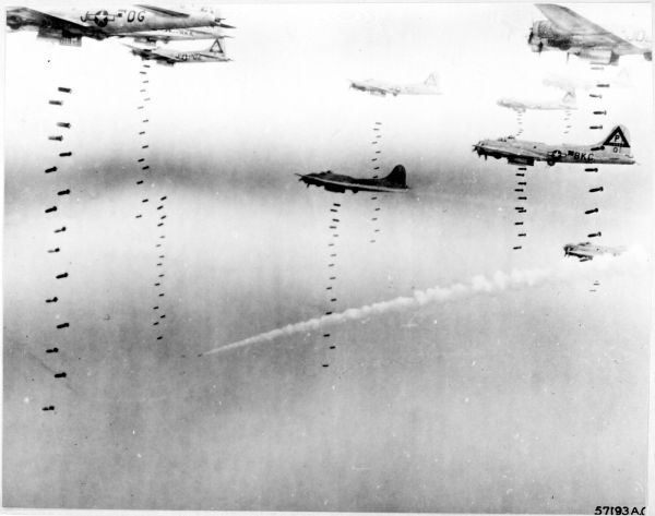  资料图片：二战美军B-17轰炸机群密集投弹。（图片来源于网络）