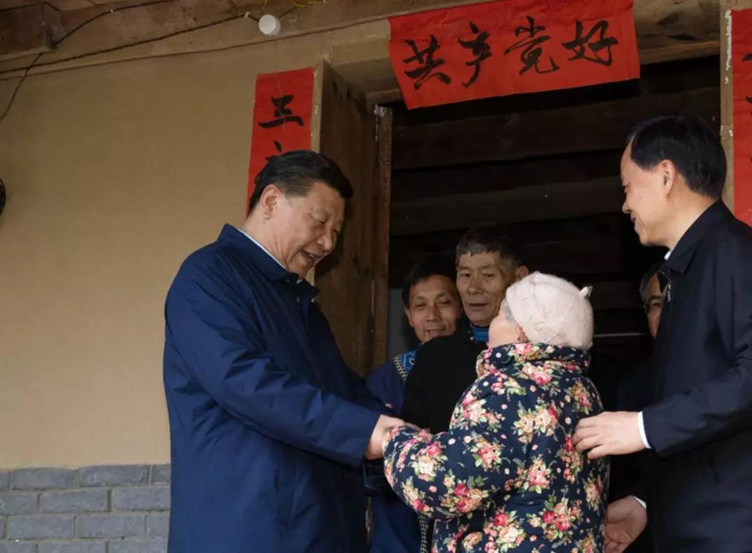 △本年4月,习近平在重庆石柱县中益乡华溪村探望贫苦户谭登周一家