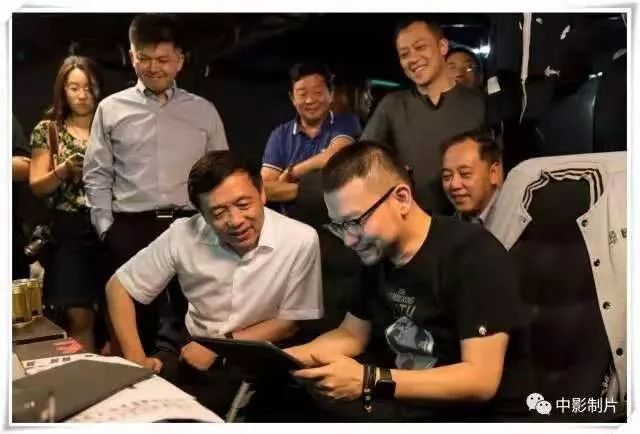 图为2017年9月,张宏森到《流浪地球》剧组“探班”。图/中影股份有限公司