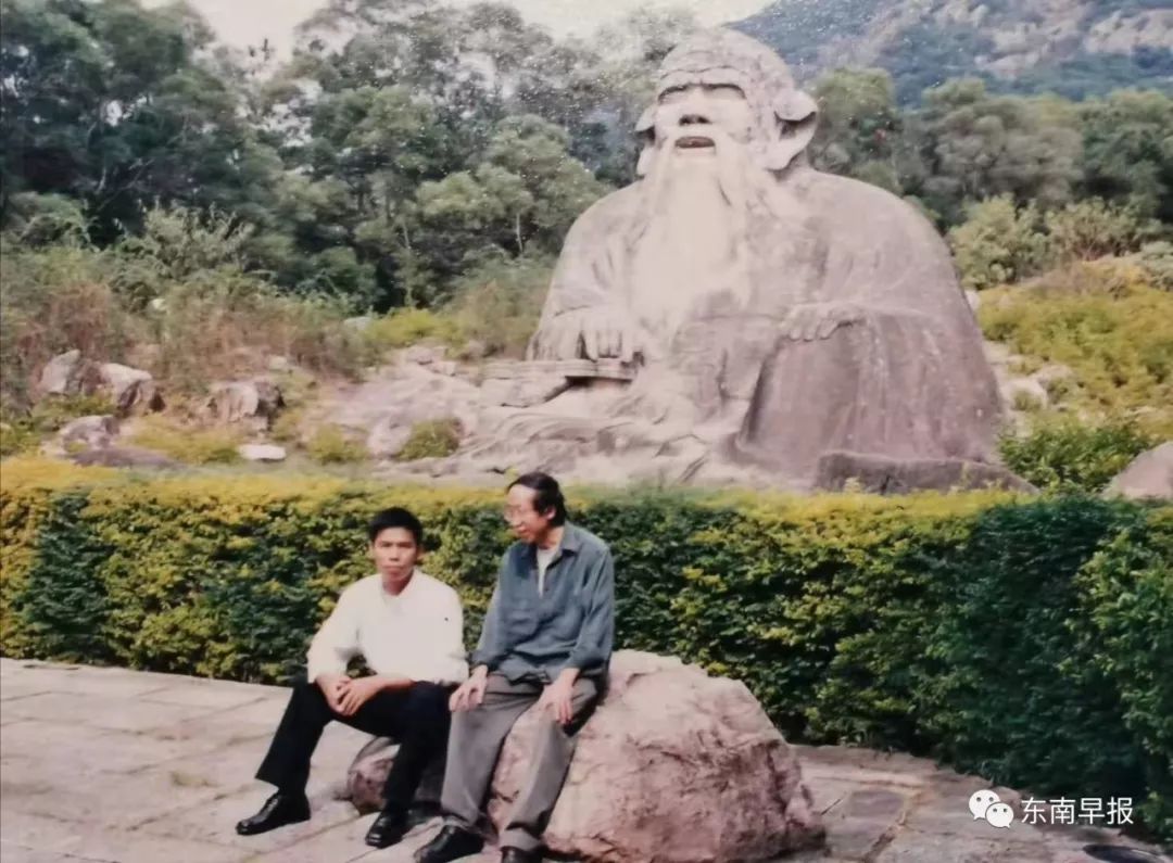 黄永砯和戴毅强在老君岩前合影