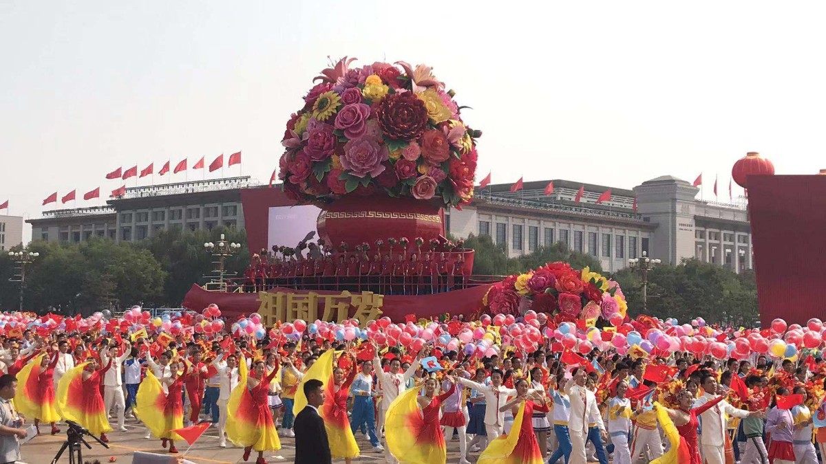 最大的牡丹直径3米，祖国万岁彩车花团锦簇