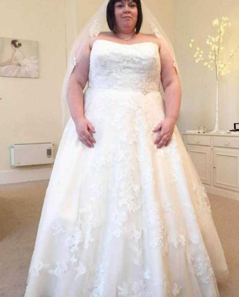 三百斤女子穿不进婚纱,为了幸福一年减130斤,婚礼上