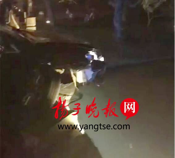 昨夜一醉车失控险坠瘦西湖 撞断大虹桥多根栏