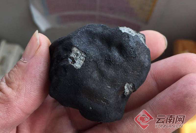 云南疑似陨石坠落追踪:有村民声称找到了陨石(图)