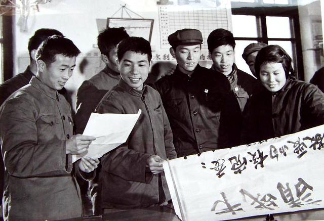 图为清华大学应届毕业学员在向校党委写请战书,要求分配到边疆去。(来源:网络)