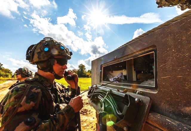 外国军人拒绝为3岁儿童让座,网友:看看解放军