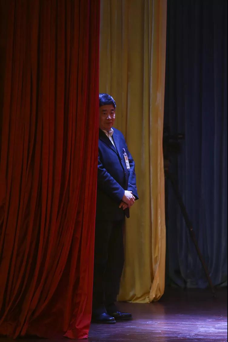 2017年2月12日,故宫单霁翔院长准备登台演讲。“故宫讲坛”第一百讲特邀院长单霁翔,讲述近年来故宫的变革和未来计划。新京报记者 浦峰 摄