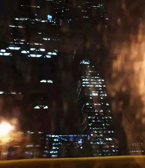 凌晨四点的城市街头藏着多少不为人知的辛酸故事 (凌晨四点的城市感悟)