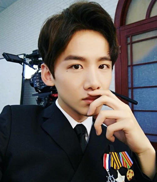 难怪白敬亭一直是三七分,当他梳起大背头