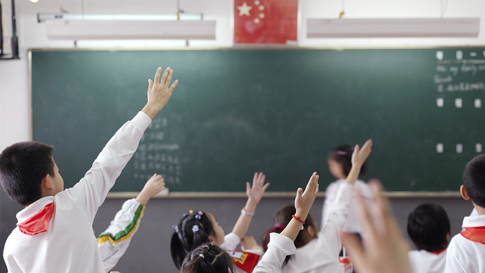 市委常委会扩大会议传达学习全国教育大会精神