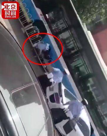 注意这辆车!北京街头奥迪超跑冲卡撞翻交警 司