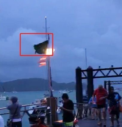 网络视频截图显示，5日傍晚普吉岛查龙码头依然插着绿色指示旗。