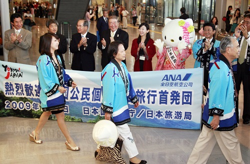 2009年7月8日，中国首批赴日“自由行”旅客抵达日本。新华社记者任正来摄