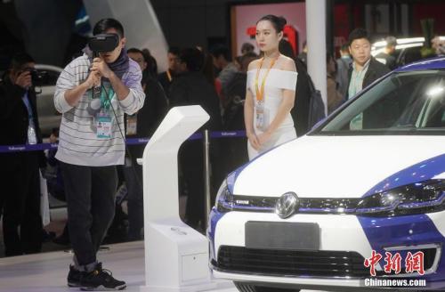 參觀者用VR觀看大衆汽車產品介紹。<a target='_blank' href='http://www.chinanews.com/'>中新社</a>記者 毛建軍 攝