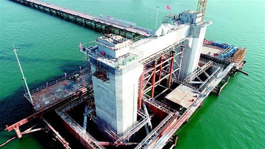 图为:在建的襄阳庞公大桥。(湖北日报全媒记者 姜远海 通讯员 吴芊芊 摄)