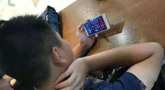 12岁熊孩子玩网游打赏主播 9天时间花光母亲2.3万元