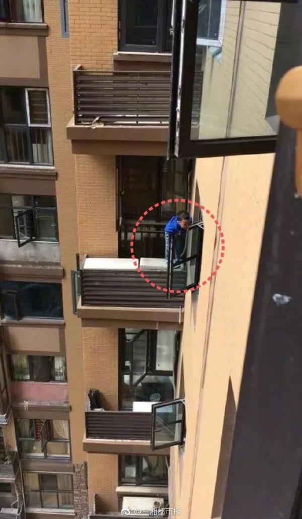 2岁男童从9楼掉下 抓住8楼窗户救了自己一命