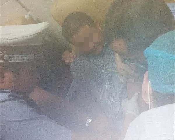 奥迪司机醉驾险撞到协警 拒检测踹断交警三根肋骨