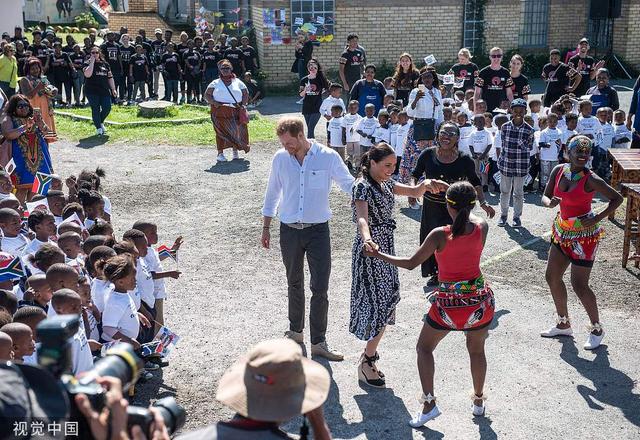 英哈里王子夫妇访问南非 跟小朋友亲密互动