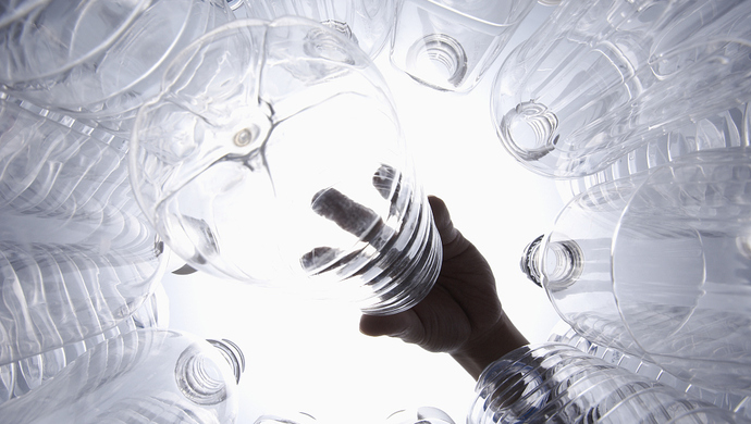 喝瓶水吞几千颗塑料微粒 美这项研究敲响饮水警钟