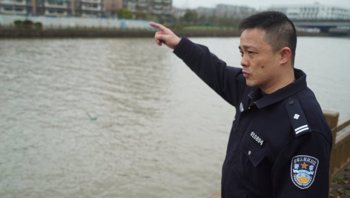 八旬老人患病不愿拖累子女跳河轻生，上海民警紧急拦停货船施救