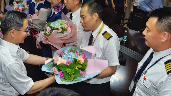 空军特级飞行员点赞川航机长,解析世界级备降