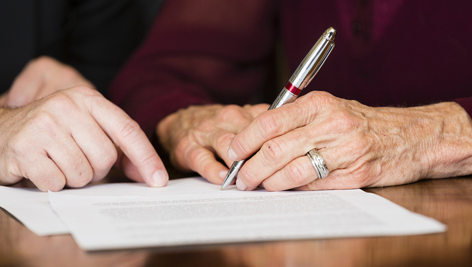 上海一对老夫妻写下两份相同遗嘱,一人离世后