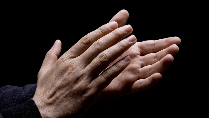 父亲欠钱不还儿子就不能上大学,拍手称快对不