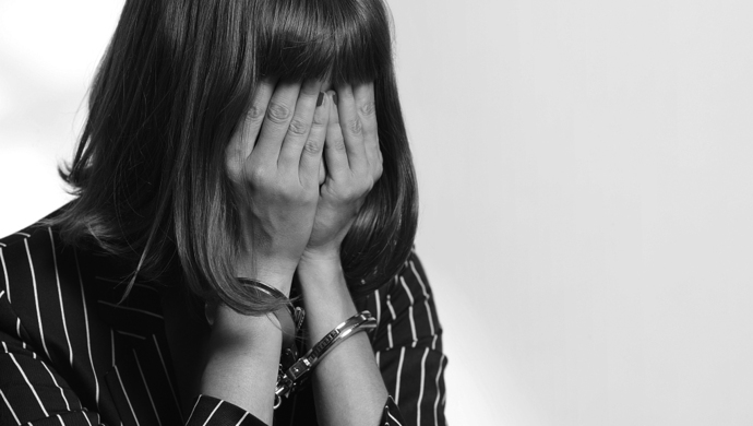 保姆向善良雇主借钱还赌债,还盗窃雇主家中价