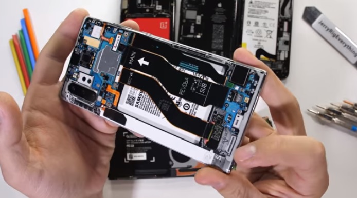 厂商推出伪透明后壳 让手机秒变“限量探索版”