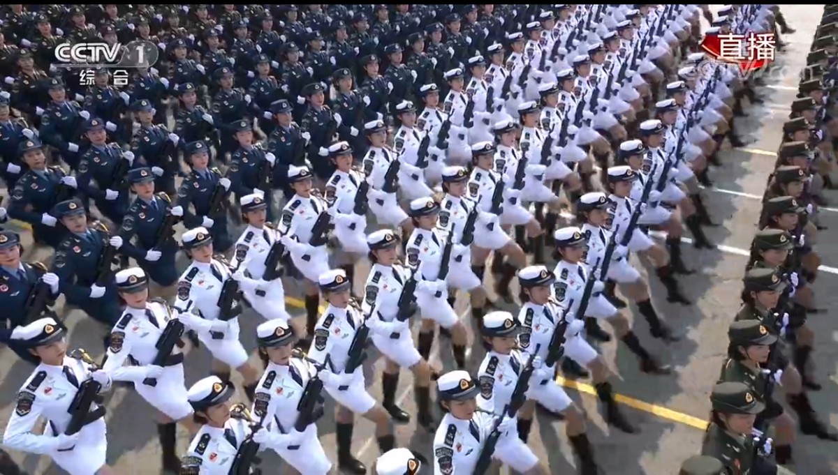 女兵方队走来了!新中国国庆阅兵史上首次出现女将军