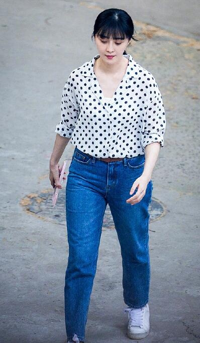 曹保平《她杀》新片场照 范冰冰黄轩谈起校园