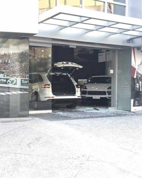 买150万豪车起纠纷 男子开卡宴撞进了保时捷展厅