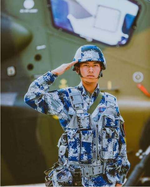 《真男3》王威班长开微博 关注杨幂黄子韬等嘉