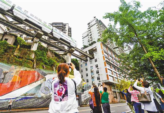 网红景点风景美 后续服务要跟上|洪崖洞|游客|景区_新浪新闻