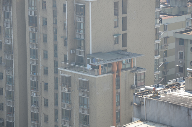 楼顶违建的天敌来了,无人机升空拍摄取证